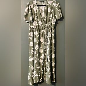 EUC sage green floral dress size 16